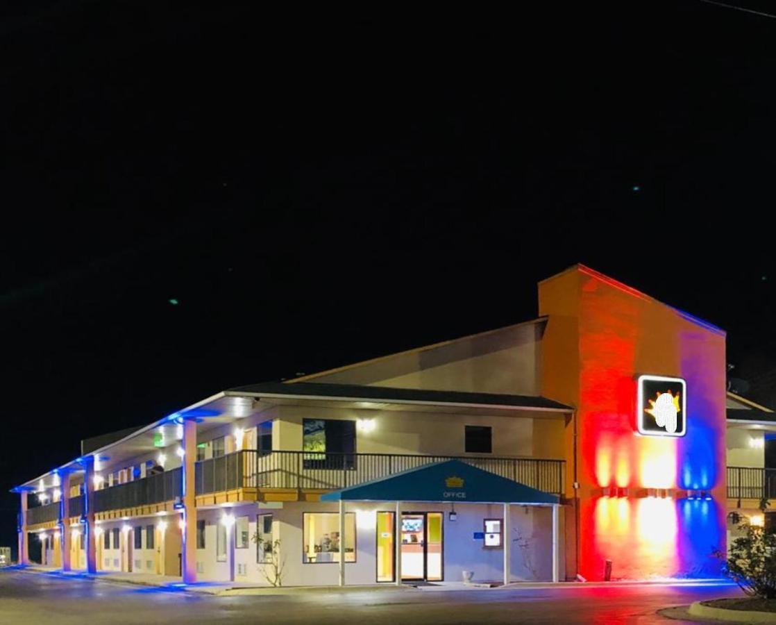Oyo Hotel Richmond Hill Savannah Area I-95 Exterior photo